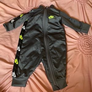 NIKE track suit